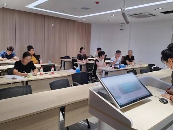 说明: 书记邓秀成,经理苏婷